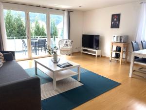 ein Wohnzimmer mit einer Couch und einem Tisch in der Unterkunft Braviscasa - Ferienresidenz Hochfirst Titisee in Titisee-Neustadt