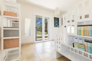 una biblioteca blanca con estanterías blancas y una ventana en Terrazze Ai Demani by Perle di Puglia, en San Pietro in Bevagna 37 fotos más