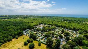 una vista aérea de un parque con árboles y casas en Camping 4 étoiles - Parc aquatique - eeibci, en Le Bois-Plage-en-Ré