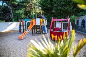 un parque infantil con tobogán y estructura de juegos en Camping 4 étoiles - Parc aquatique - eeibci, en Le Bois-Plage-en-Ré