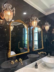 un bagno con due lavandini e un grande specchio di Villa La Bella Phan Thiet a Phan Thiet