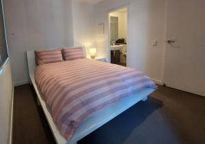 Katil atau katil-katil dalam bilik di Melbourne Single family apartment 2Br 2Bth Indoor Pool Sauna +38 gambar