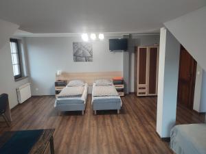 Ένα ή περισσότερα κρεβάτια σε δωμάτιο στο Zajazd Jurajski