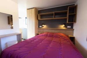 Ένα ή περισσότερα κρεβάτια σε δωμάτιο στο Camping 4 étoiles - Piscine - eeicab