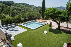 a backyard with a swimming pool and grass at Villa Gianna Anduze in Anduze