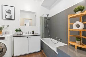 Un baño con lavabo y lavadora. en The Cornerstone on Inkerman, en Melbourne
