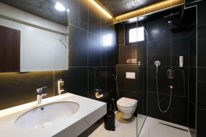 Ένα μπάνιο στο Nest Suites