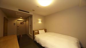 Postel nebo postele na pokoji v ubytování Dormy Inn Express Sendai Hirose Dori