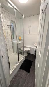 um banheiro com box de vidro e vaso sanitário em Spacious sheffield lodge em Sheffield mais 17 fotografias