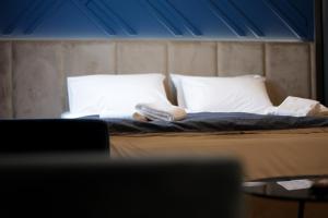 Ένα ή περισσότερα κρεβάτια σε δωμάτιο στο Nest Suites