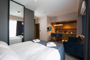 Ένα ή περισσότερα κρεβάτια σε δωμάτιο στο Nest Suites