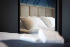 Ένα ή περισσότερα κρεβάτια σε δωμάτιο στο Nest Suites