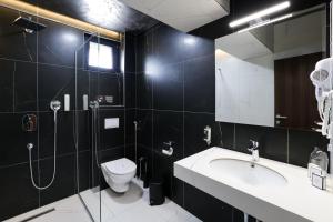 Ένα μπάνιο στο Nest Suites