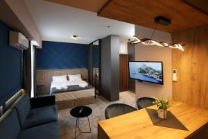 Μια τηλεόραση ή/και κέντρο ψυχαγωγίας στο Nest Suites