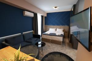 Ένα ή περισσότερα κρεβάτια σε δωμάτιο στο Nest Suites