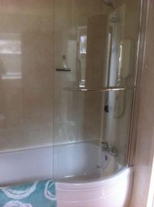 eine Dusche mit Glastür im Badezimmer in der Unterkunft HOLIDAY HOUSE TANYGRISIAU SNOWDONIA North Wales in Tanygrisiau + 39 Fotos