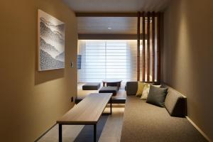 salon z kanapą i stołem w obiekcie Minn Asakusa Kuramae Station w Tokio