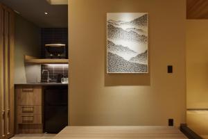 kuchnia z obrazem na ścianie w obiekcie Minn Asakusa Kuramae Station w Tokio