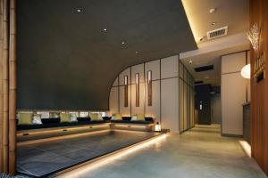 hol z poczekalnią z kanapami i światłami w obiekcie Minn Asakusa Kuramae Station w Tokio