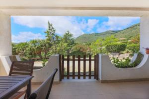 a balcony with a view of a mountain at Capo Ai Pini - Bilo Elisa in Lacona