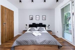 Posteľ alebo postele v izbe v ubytovaní Prestigious Residence with Garden, Garage, and Elegant Rooms