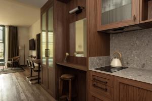 Kuchyň nebo kuchyňský kout v ubytování Batimont Suites & Apartments