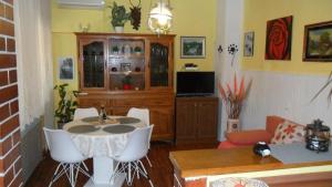 Televízia a/alebo spoločenská miestnosť v ubytovaní Apartment Ralje