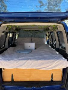 Campervans客房内的一张或多张床位