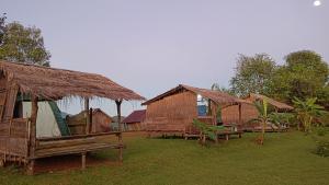Garður fyrir utan ไร่นิธิสุนทร nithisoonthon farmstay