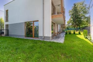 Vonkajšia záhrada v ubytovaní Prestigious Residence with Garden, Garage, and Elegant Rooms