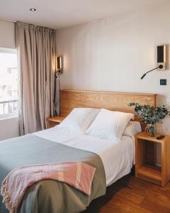 スアンセスにあるHotel Boutique Lamar de Suancesの大きなベッドと窓のある寝室
