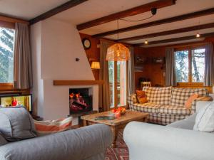 Posezení v ubytování Chalet Les Etoiles by Interhome