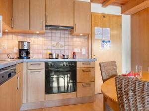 雷克罗塞Apartment Sundance 9 by Interhome的厨房配有炉灶和桌子。