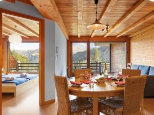 雷克罗塞Apartment Sundance 9 by Interhome的一间带桌椅和床的餐厅