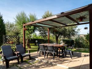 A garden outside Holiday Home Rêve d'Or by Interhome