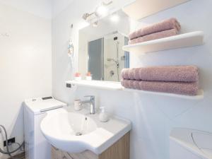 A bathroom at Apartment Le Margherita - SLR266 by Interhome