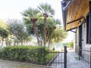 A garden outside Apartment Le Margherita - SLR266 by Interhome
