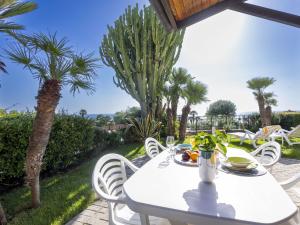 A garden outside Apartment Le Margherita - SLR266 by Interhome