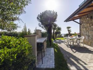 A garden outside Apartment Le Margherita - SLR266 by Interhome