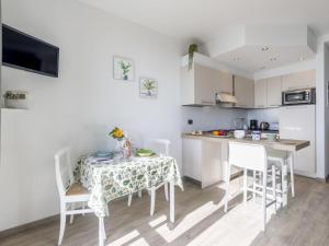 A kitchen or kitchenette at Apartment Le Margherita - SLR266 by Interhome