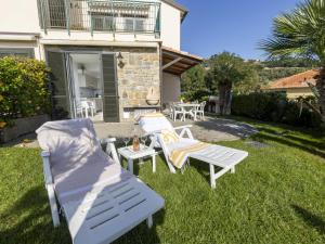 A garden outside Apartment Le Margherita - SLR266 by Interhome