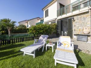A garden outside Apartment Le Margherita - SLR266 by Interhome