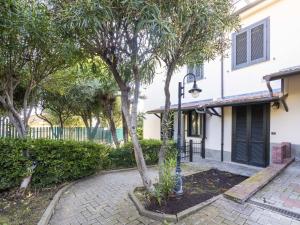 A garden outside Apartment Le Margherita - SLR266 by Interhome