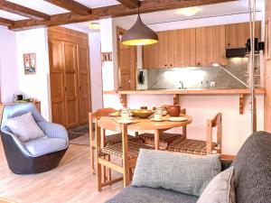 Una cocina o zona de cocina en Apartment Parc C013 by Interhome