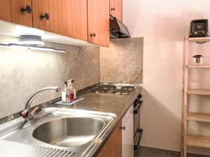 Una cocina o zona de cocina en Apartment Parc C013 by Interhome