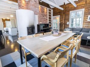 Μια τηλεόραση ή/και κέντρο ψυχαγωγίας στο Holiday Home Säikkäranta by Interhome