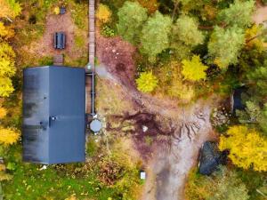 vista sul cielo di un edificio nel mezzo di una foresta di Holiday Home Villa assi by Interhome a Haapamäki