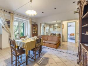 Ruang duduk di Apartment Casetta Rosa by Interhome