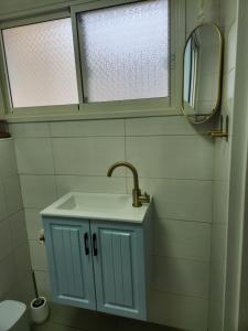 a bathroom with a sink and a mirror at שקיעות מדבר in Yeroẖam