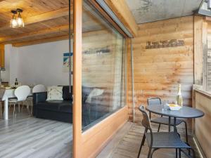 een kamer met een tafel, stoelen en een bank bij Apartment Sundance 10-1 by Interhome in Les Crosets +22 foto's